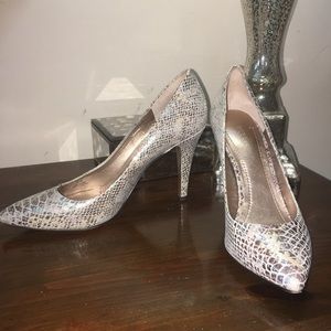 BCBC Gold Metallic Snakeskin Heels 👠 sizs 9